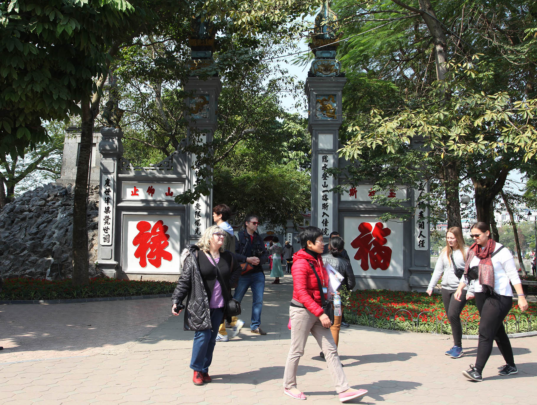 Khách quốc tế tham quan đền Ngọc Sơn, Hà Nội
